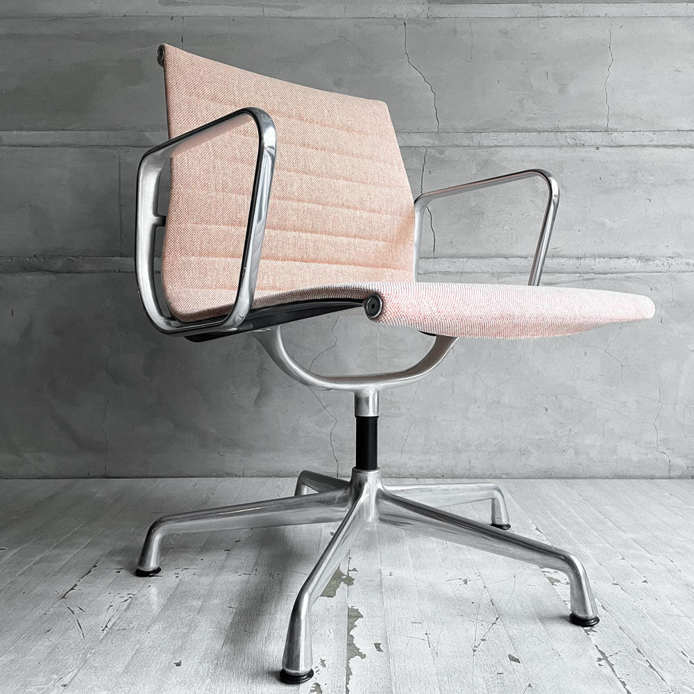 【学芸大学店】ハーマンミラー Herman Miller イームズアルミナムグループ マネジメントチェア デスクチェア マハラム生地 ペールピンク アルミバフベース 5本脚 固定脚 昇降無し イームズ 買取させていただきました。