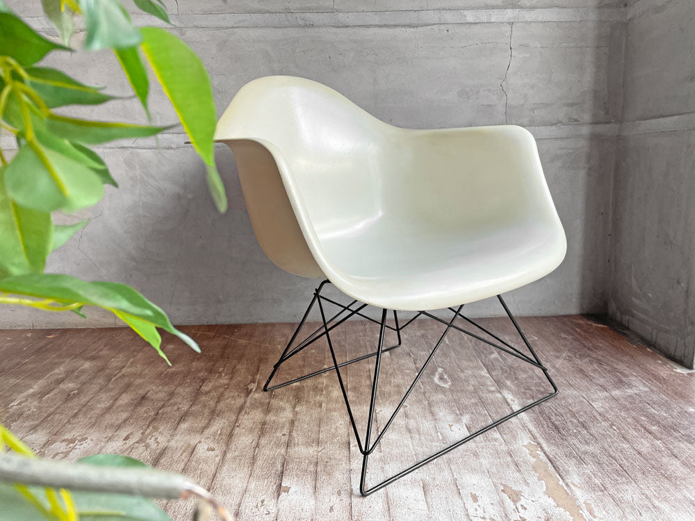 ハーマンミラー Herman Miller アームシェルチェア LAR 現行FRP製 ホワイト キャッツクレイドル ラウンジベース C&R イームズ 中古品 買い取りしました。