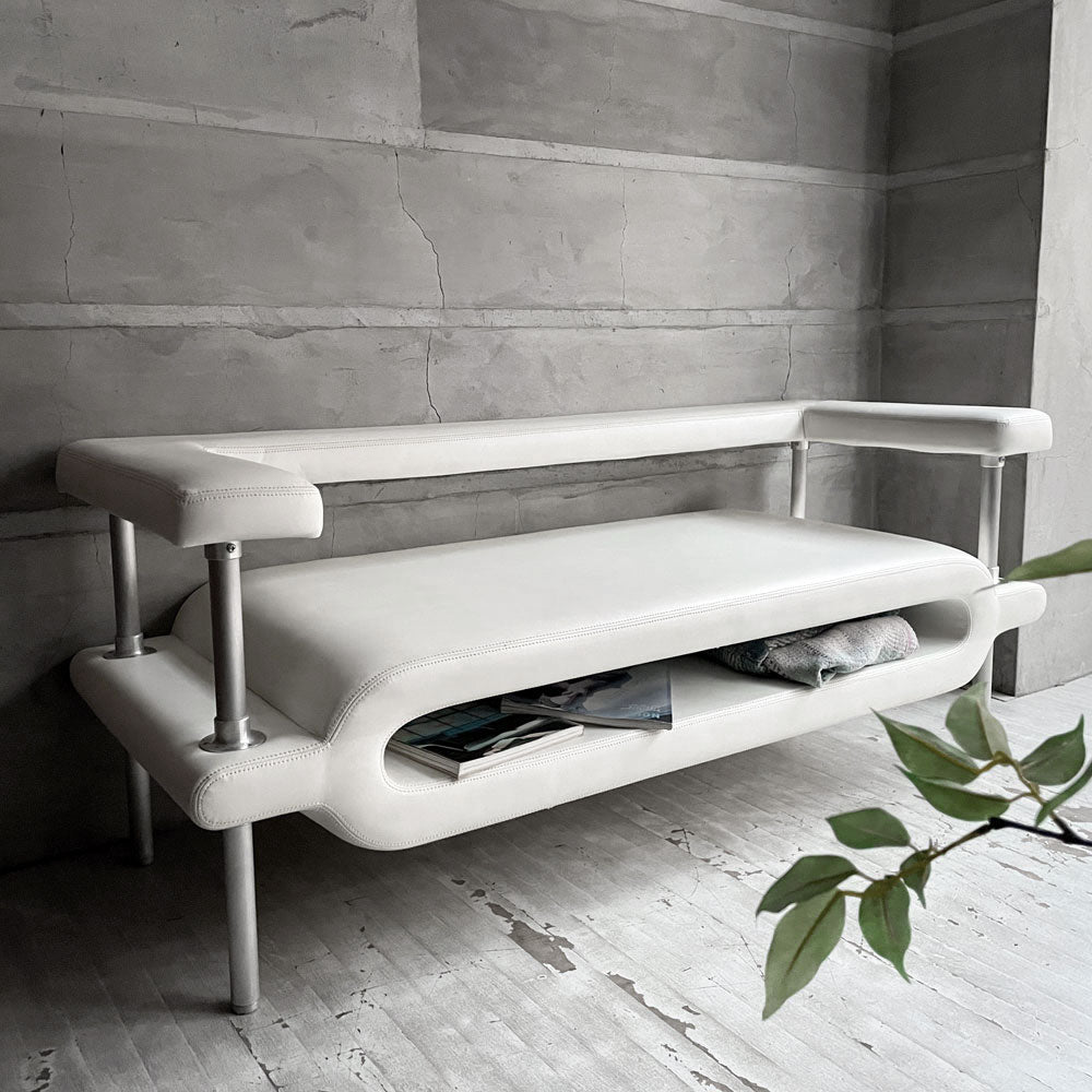 イーアンドワイ E&Y マガジン ソファ MAGAZINE SOFA 2Pソファ 2人掛け ビニールレザー ホワイト アルミニウム マイケル・ヤング Michael Young モダンデザイン ～穴があると覗いてしまう～