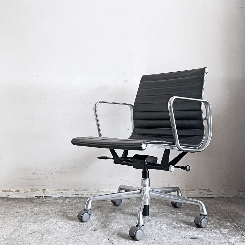 【自由が丘店】ハーマンミラー Herman Miller アルミナムグループチェア マネージメントチェア アルミバフベース ガス圧昇降仕様 5本脚キャスタータイプ 本革 イームズ 買取させていただきました。