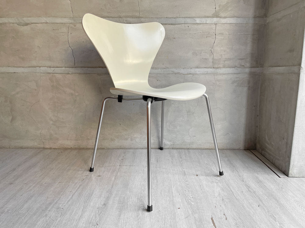 フリッツハンセン Fritz Hansen セブンチェア ダイニングチェア スタッキングチェア ラッカー仕上げ ホワイト アルネ・ヤコブセン 70年代初期 FH黒カバー 旧ロゴ デンマーク 北欧 中古品 買い取りしました。