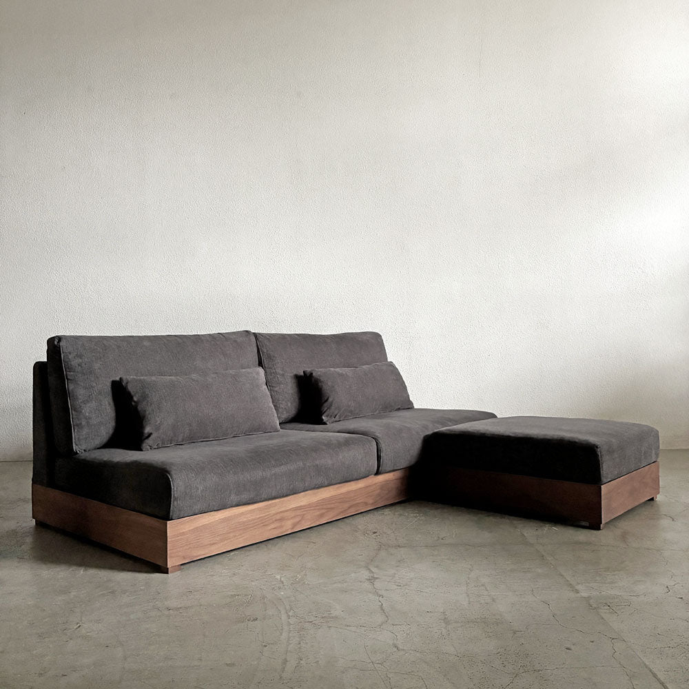 【登戸BASE店】クラスティーナ Crastina リール Lire 2.5人掛けソファ＆スツール W180cm ファブリック チャコールグレー フルカバーリング ウォールナット材 合計定価￥213,400- 買取させていただきました。