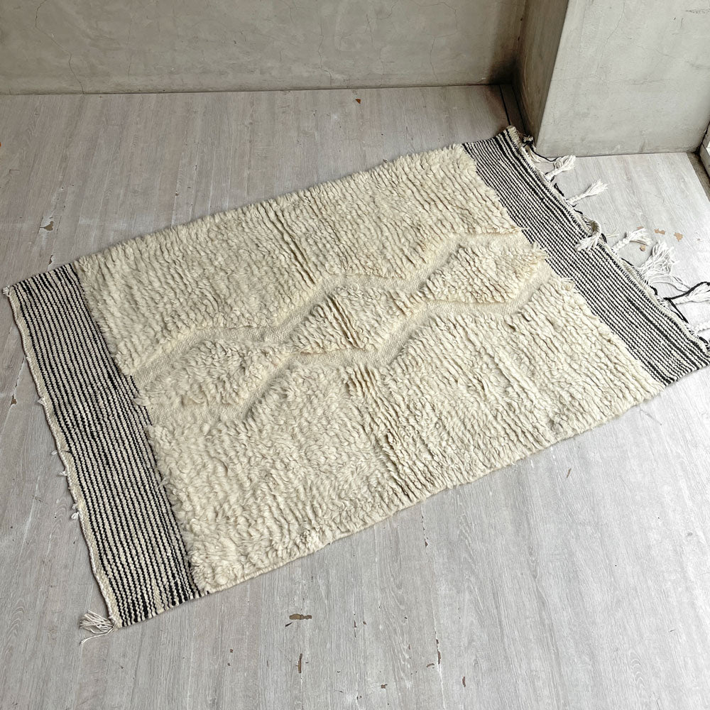 【学芸大学店】モロッカン ウール 手織りラグ 絨毯 羊毛 145×105 ホワイト系 ♪ 買取させていただきました。