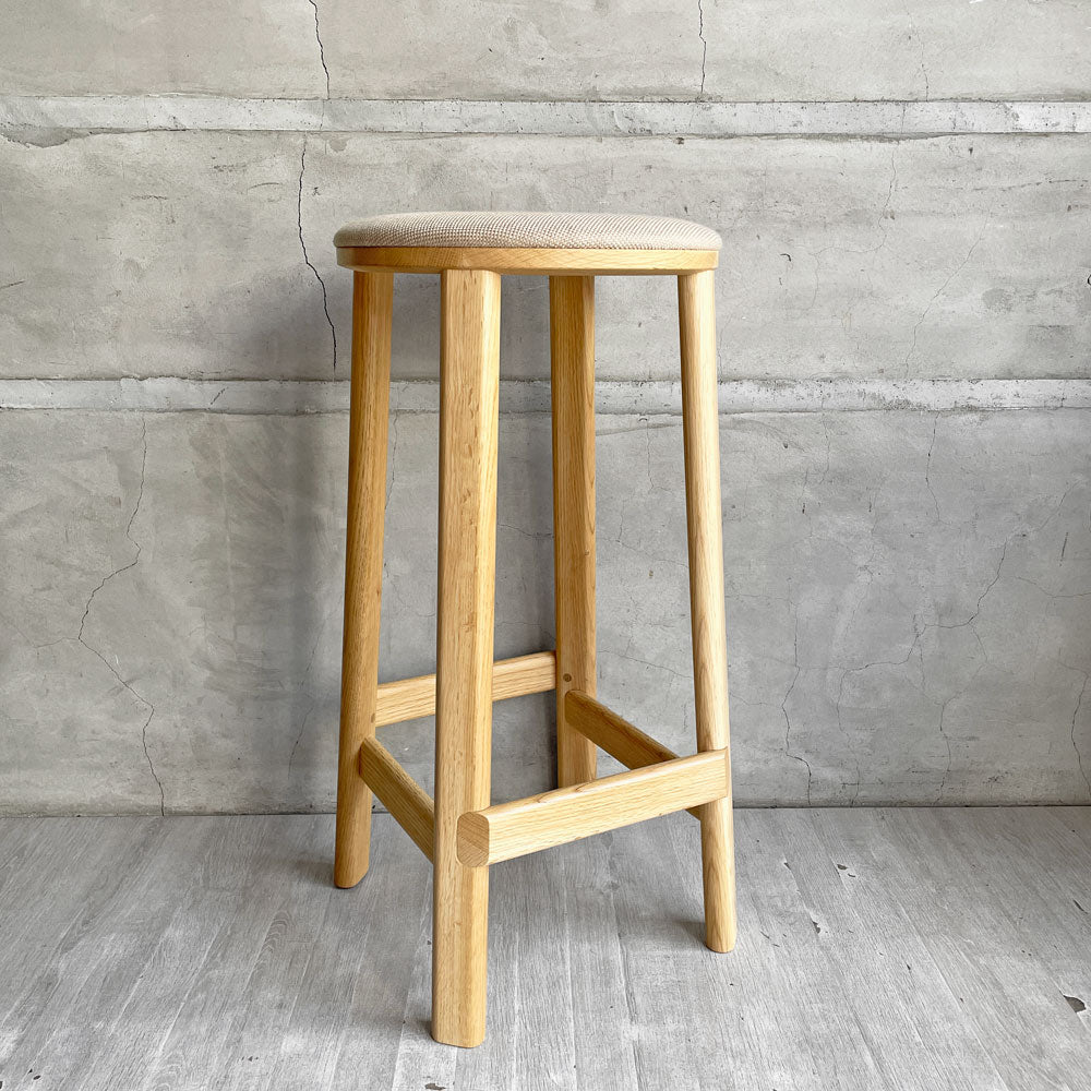【学芸大学店】カリモク ニュースタンダード KARIMOKU NEW STANDARD アーカイブ バースツール パッド ロー ARCHIVE BARSTOOL PAD LOW ハイスツール ファブリック ベージュ ナラ材 定価¥58,850- ♪ 買取させていただきました。