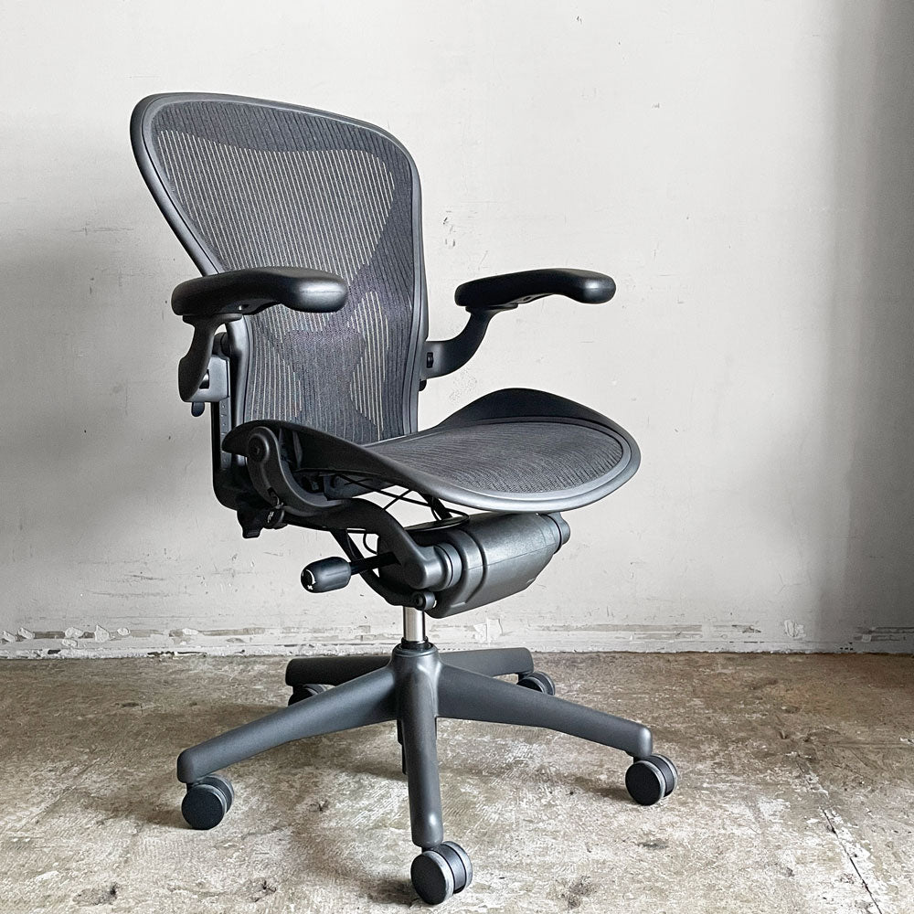 【自由が丘店】ハーマンミラー Herman Miller アーロンチェア クラシック Bサイズ ポスチャーフィット フル装備 グラファイトベース デスクチェア 買取させていただきました。