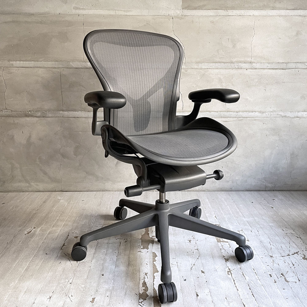 【学芸大学店】ハーマンミラー Herman Miller アーロンチェア リマスタード ライト Aサイズ デスクチェア グラファイトベース ビル・スタンフ ＆ ドン・チャドウィック ポスチャーフィット 買取させていただきました。