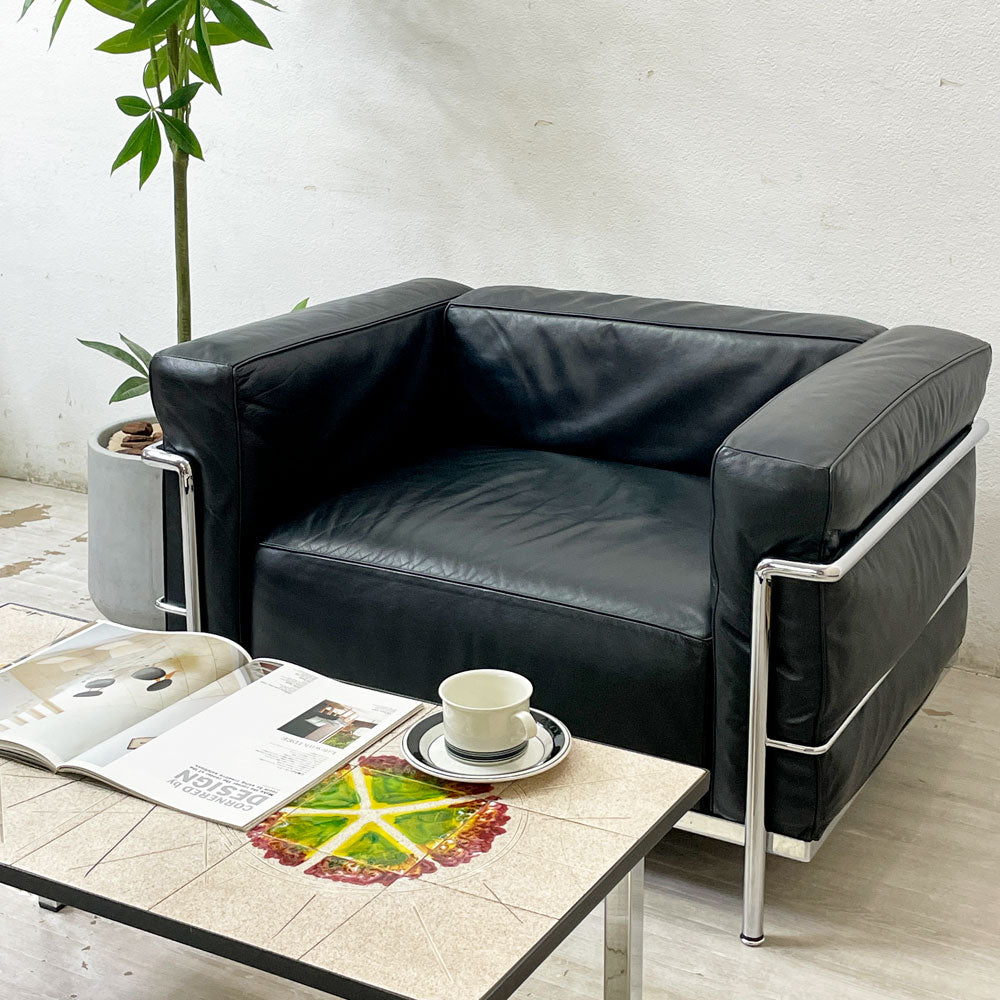 カッシーナ Cassina LC3 ソファ 1シーター カーフレザー FX革 本革 ブラック ル・コルビュジェ ピエール・ジャンヌレ シャルロット・ペリアン デザイン 定価 1,551,000円 ～黒色を包む銀色の光～