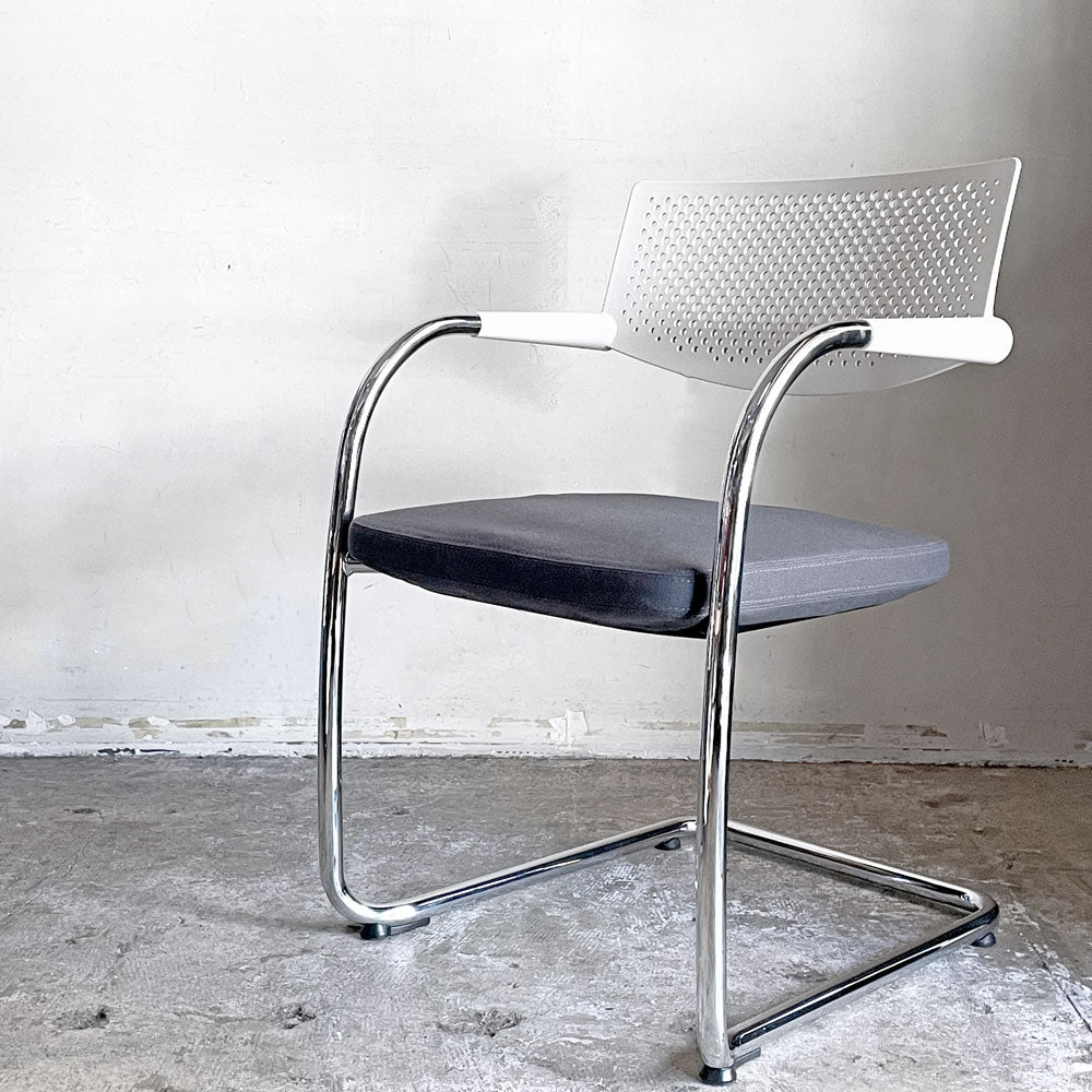 【自由が丘店】ヴィトラ vitra ビザビ2 Visavis2 アームチェア デスクチェア ホワイト/グレー系 カンティレバー スタッキング不可仕様 アントニオ・チッテリオ 買取させていただきました。