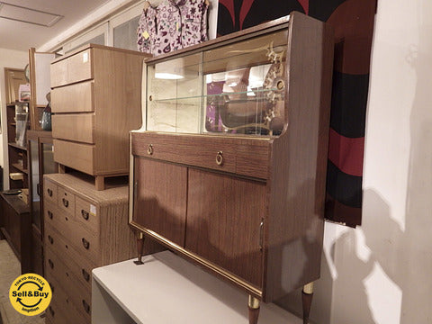 英国ヴィンテージ UKアンティーク 木目デコラ 脚付 カップボード 食器棚 キュリオ ～ 古き良きイギリスの凛とした佇まい。【買取と販売とレンタルのお店】