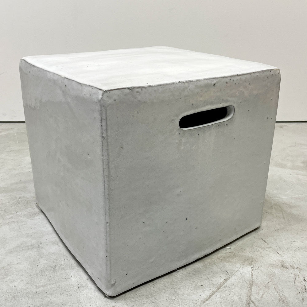 【祖師ヶ谷大蔵店】ジェルバゾーニ GERVASONI インアウト41 サイドテーブル Inout41 Side Table コーヒーテーブル オットマン コンクリート パオラ・ナヴォーネ イタリア 定価￥152,900- 買取させていただきました。