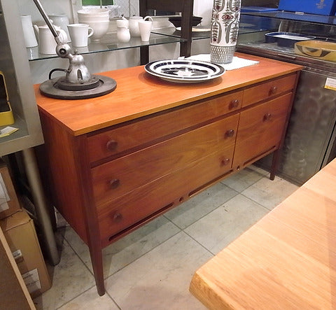 小振りなサイズが嬉しい北欧クラフト家具～デンマーク　チーク材・ビンテージサイドボード【買取＆販売＆レンタル】