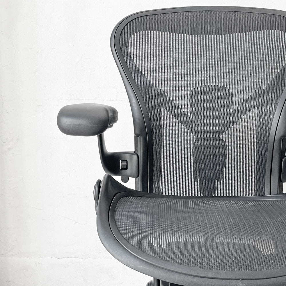 ハーマンミラー Herman Miller アーロンチェア リマスタード フル装備 Aサイズ デスクチェア オフィスチェア オニキスウルトラマット アルミダイキャスタベース ポスチャーフィット 2022年製～作業効率を上げる快適さ～