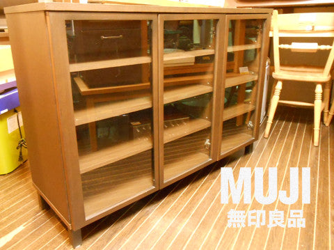 無印良品/MUJI　タモ材　3枚扉ガラスキャビネット(ブラウン)◎シンプルで知的なデザインキャビネット【買取と販売とレンタルのお店】