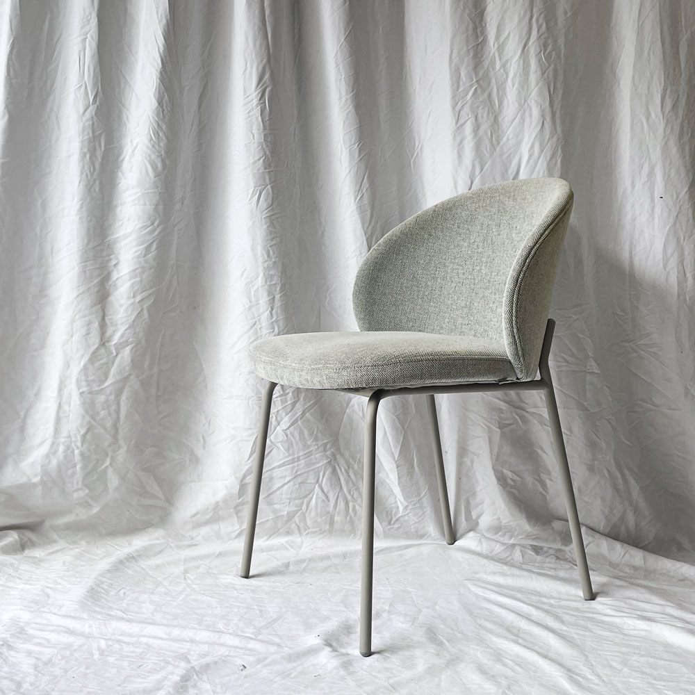 【用賀店】ボーコンセプト BoConcept プリンストン Princeton ダイニングチェア ライトグレー ファブリック メタル脚 マットアッシュグレーラッカー仕上げ A＆B 計2脚 買取させていただきました。