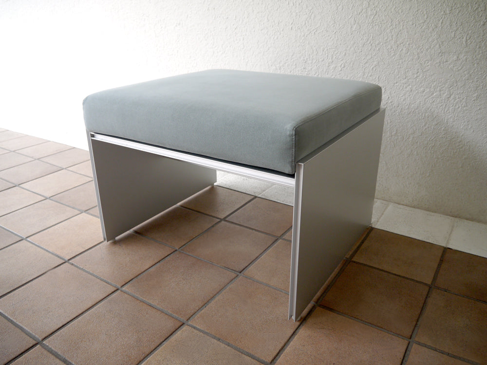 カッシーナ・イクスシー Cassina IXC. インターデコール期 エアフレーム AIR FRAME 30015 スツール スエード調シート David Chipperfield オットマン 定価￥156,200- 前後 状態良好 ～ 強度と軽さを兼ね備えたアルミハニカムパネルを採用した端整な顔立ちのスツール ～