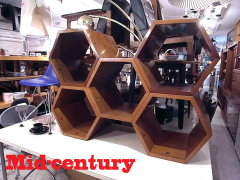 収納力やアレンジ性、デザインに優れたシェルフ～木製ハニカムラック シェルフ 5連 Mid-century ミッドセンチュリー 飾り棚 無垢材【買取と販売とレンタルのお店】