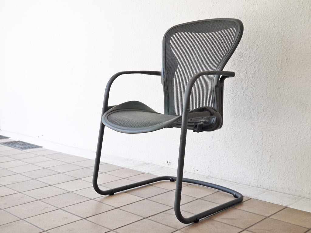 ハーマンミラー Herman Miller アーロン サイドチェア Aeron Side Chair クラシック カーボン ゲストチェア カンチレバー廃盤 定価：\100,440- 中古品 買い取りしました。