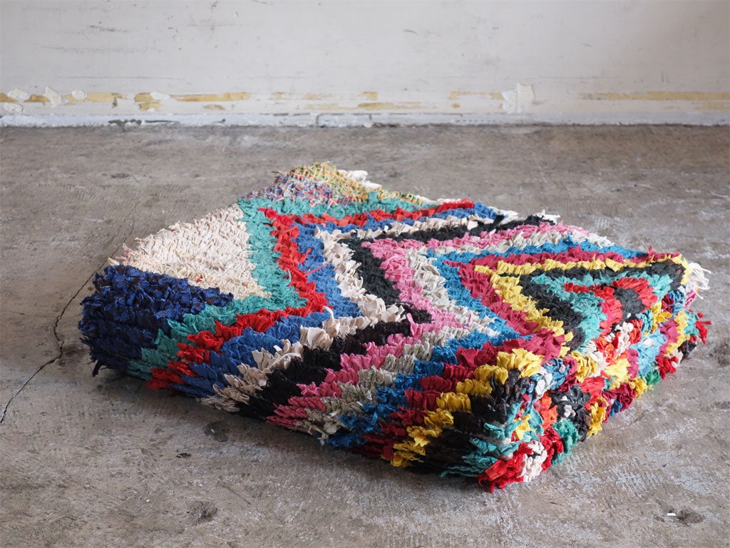 モロッカンラグ MOROCCAN RUG ボシャルウィット Boucherouite 180×142cm 手織り絨毯 ラグ モロッコ 中古品 買い取りしました。