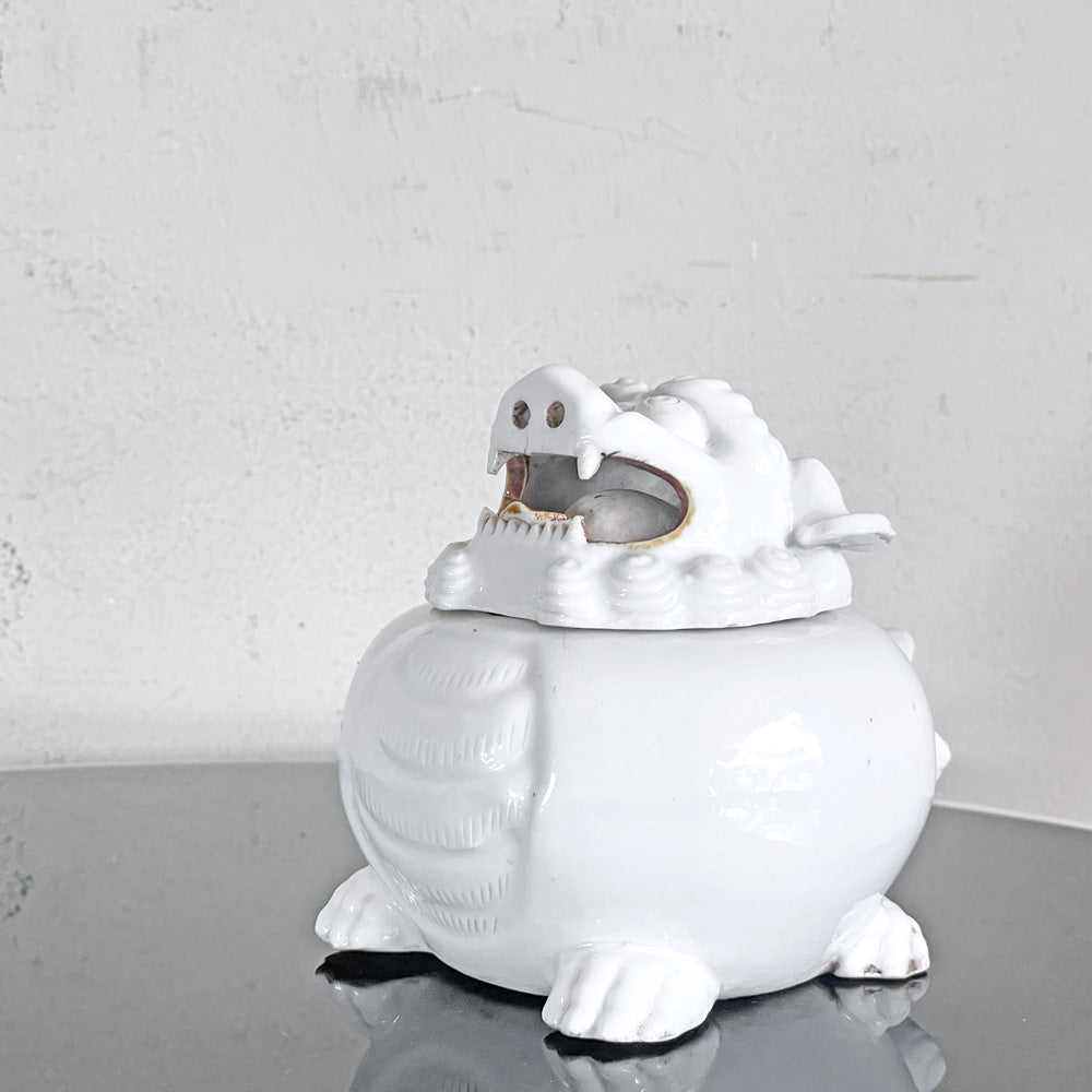 【自由が丘店】平戸焼 白磁 獅子香炉 お香立て 咥え玉 時代物 伝統工芸 買取させていただきました。