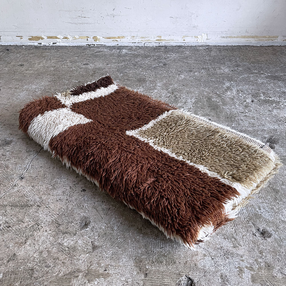 【自由が丘店】デンマークビンテージ Danish Vintage リヤラグ マット ウール ミッドセンチュリーデザイン 北欧 150×92cm 買取させていただきました。