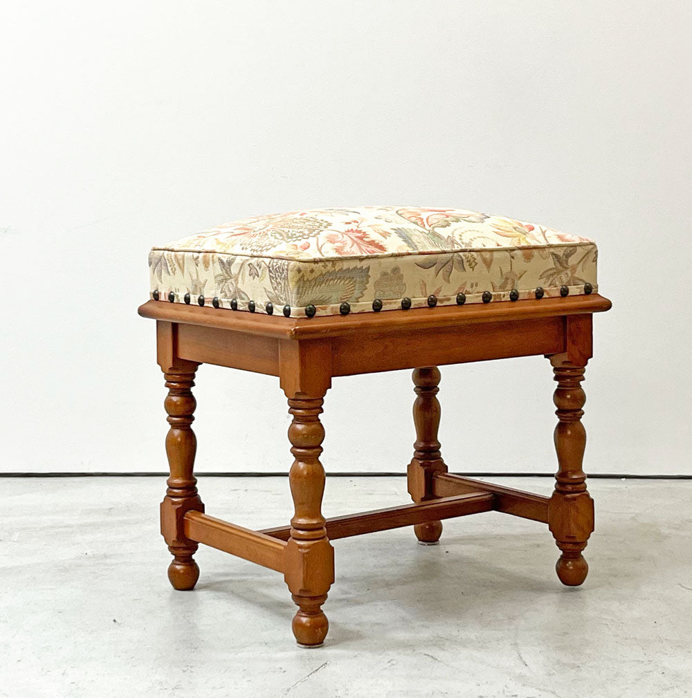 【祖師ヶ谷大蔵店】横浜ダニエル Daniel 三面鏡 ドレッサー スツール 樺桜材 鋲打ち ファブリック アーリーアメリカン クラシカル 買取させていただきました。