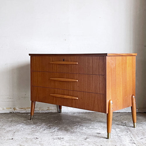 【自由が丘店】AB Broderna Gustafsson チーク材 サイドボード チェスト 3ドロワー 真鍮 50’s 北欧ビンテージ スウェーデン ミッドセンチュリーデザイン 鍵欠品 買取させていただきました。