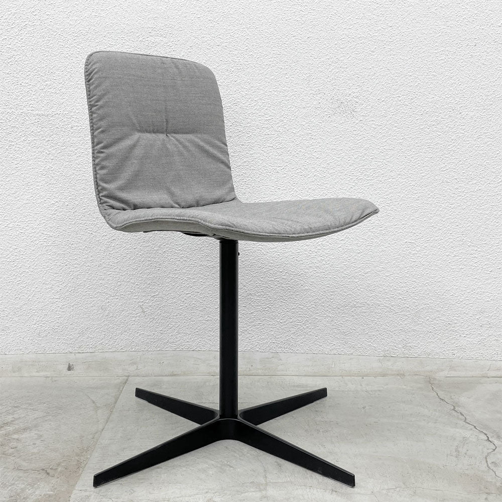 【登戸BASE店】ヴィッカルベ Viccarbe クリップ KLIP チェア ファブリック 回転ベース ヴィクター・カラスコ デザイン 買取させていただきました。