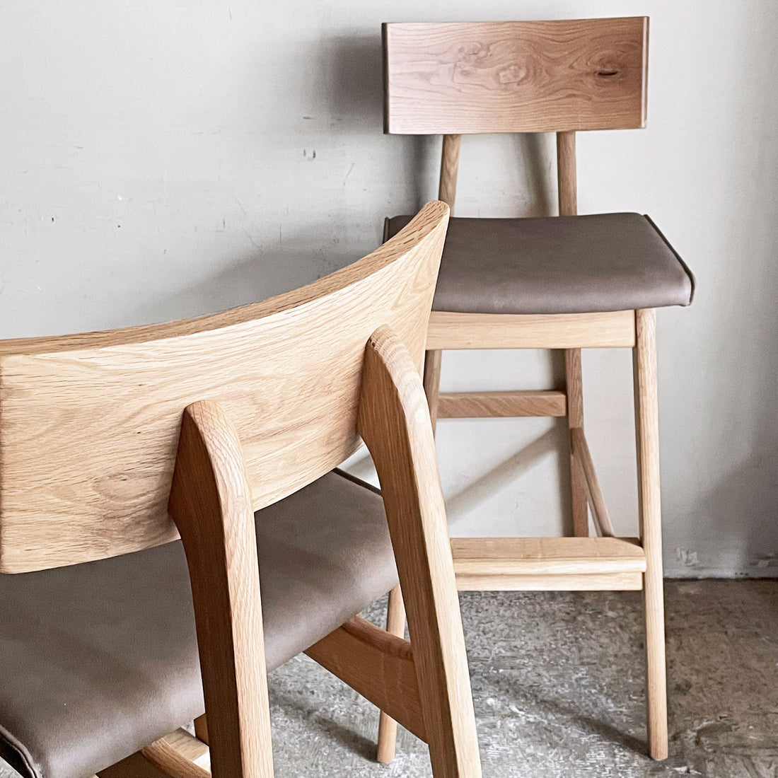 飛騨産業 HIDA 森のことば カウンターチェア 張り座 SN281 合成皮革 ハイラルゴ ホワイトオーク無垢材 ～ 樹木の個性