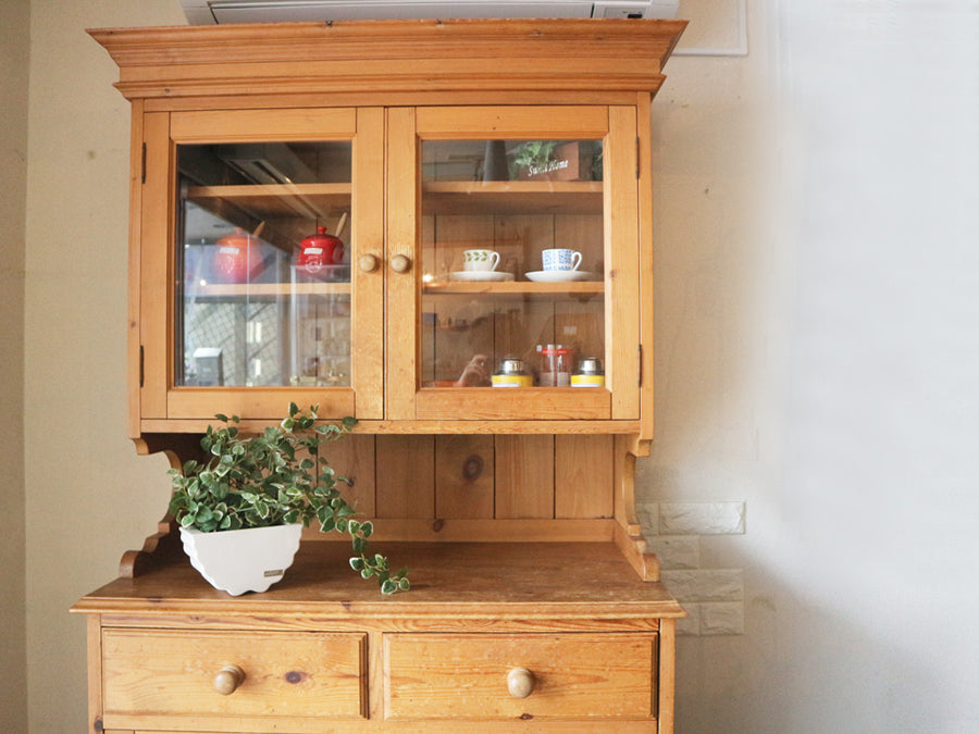 ペニーワイズ THE PENNY WISE パイン材 カップボード キッチンボード 食器棚 英国家具  ～木の風合いを活かした伝統的なデザイン～