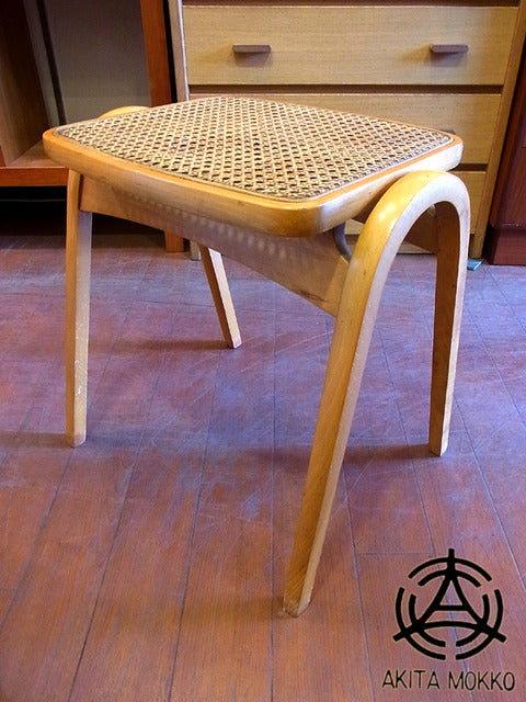 ジャパニーズモダンな名作スツール！ ご存知、秋木「スタッキングチェア（剣持スツール）」の希少な藤編込み仕様 【出張買取＆販売】