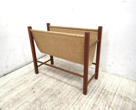 温かみのあるシンプルなデザイン～北欧 　ビンテージ　デンマーク製 チーク材フレーム マガジンラック 　【買取と販売とレンタルのお店】