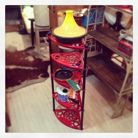 インテリア＆キッチンにビビッドでオシャレなアクセントを★LE CREUSET (ル・クルーゼ)　ポットスタンド　チェリーレッド 【買取＆販売＆レンタル】