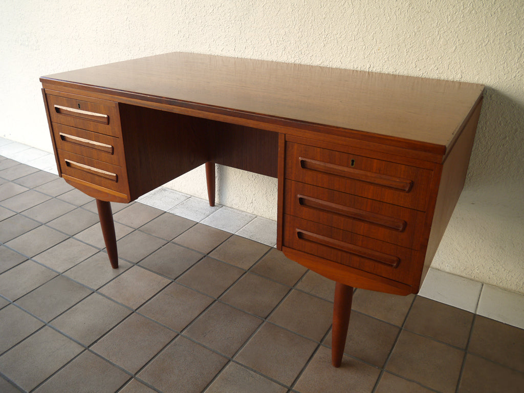 デンマーク 60's ビンテージ チーク 両袖デスク ニーホールデスク ライティングデスク ドレッシングデスク 文机 北欧アンティーク ～ ドロワー×6 & 深・浅シェルフ×3＆ 照明付きキャビネット等、充実した実用的機能が備わった上質な書斎机 ～