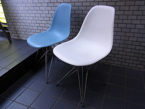 ～デザイン史に燦然と輝く不朽の名作チェア～　VITRA/ヴィトラ社 シェルチェア DSR エッフェルベース ホワイト＆ライトブルー　【買取と販売とレンタルのお店】