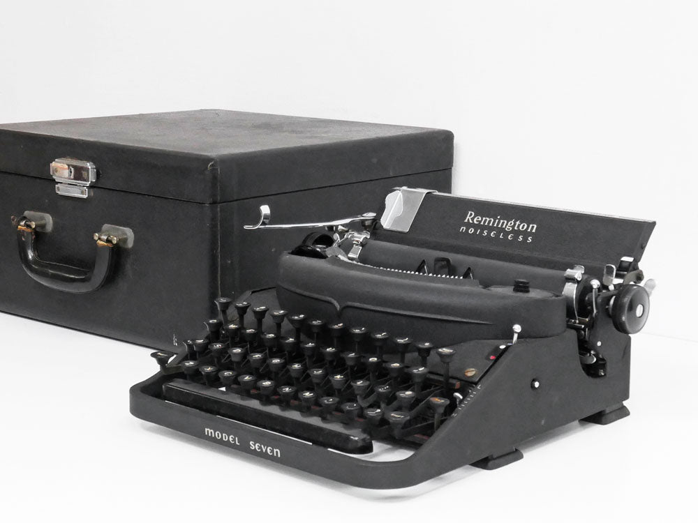 レミントン Remington ノイズレス ポータブル タイプライター Model Seven USビンテージ ケース付き 店舗什器 インテリアとして 中古品 買い取りしました。