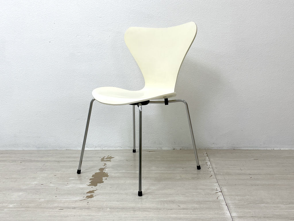 フリッツハンセン Fritz Hansen セブンチェア ダイニングチェア スタッキングチェア ラッカー仕上げ ホワイト アルネ・ヤコブセン 70年代初期 FH黒カバー 旧ロゴ デンマーク 北欧 中古品 買い取りしました。