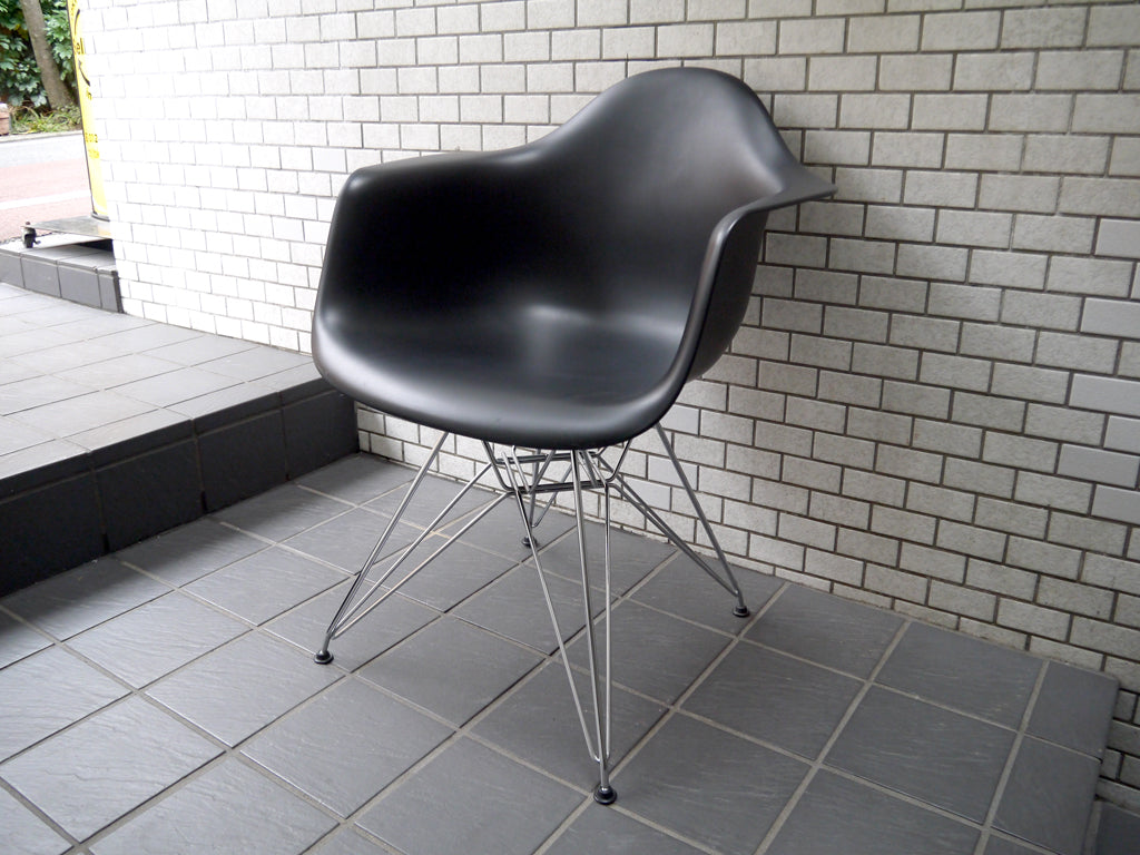 ハーマンミラー Herman Miller × ヴィトラ vitra Wネーム アームシェルチェア エッフェルベース ブラック C&R.イームズ Eames ミッドセンチュリー 廃番 中古品 買い取りしました。