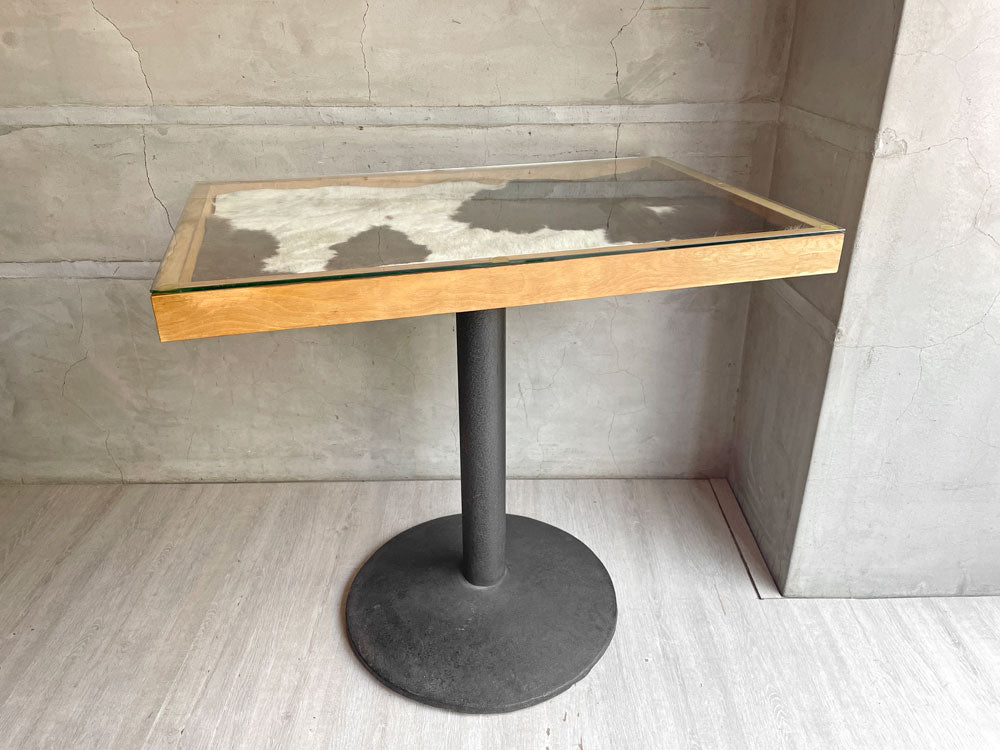 ディスプレイ カフェテーブル ハラコマット付 ガラス天板 × アイアンベース 造作家具 中古品 買い取りしました。