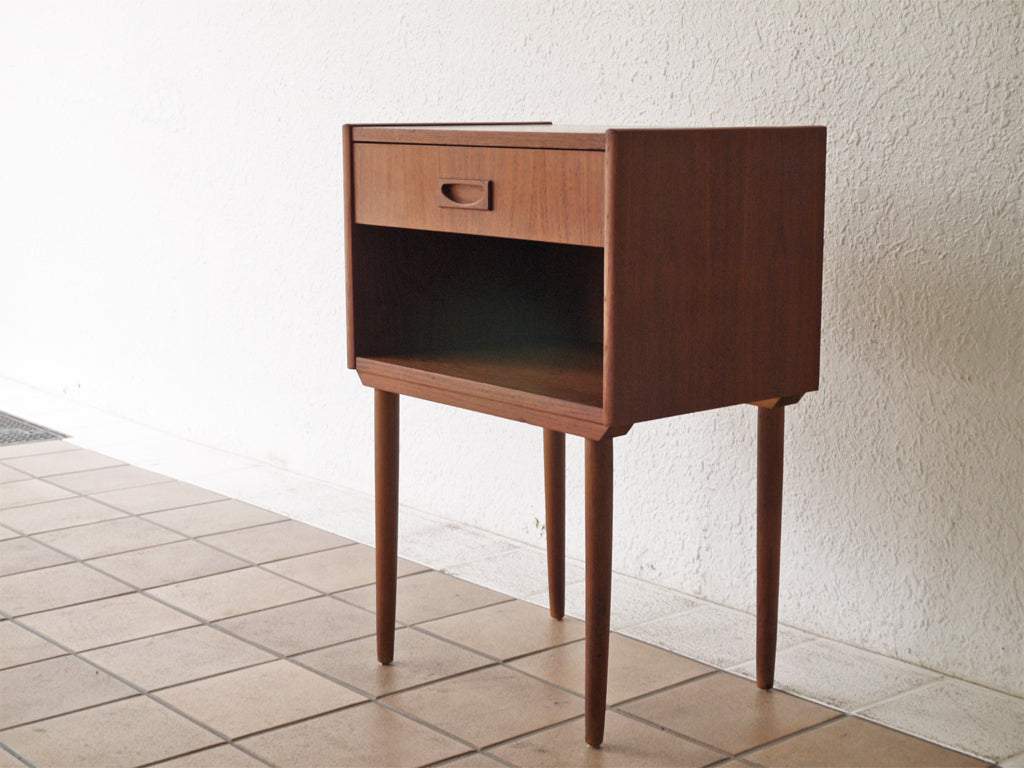 デンマークビンテージ Danish Vintage チーク材 サイドテーブル サイドチェスト 1ドロワー 立脚 北欧ビンテージ 北欧家具 中古品 買い取りしました。