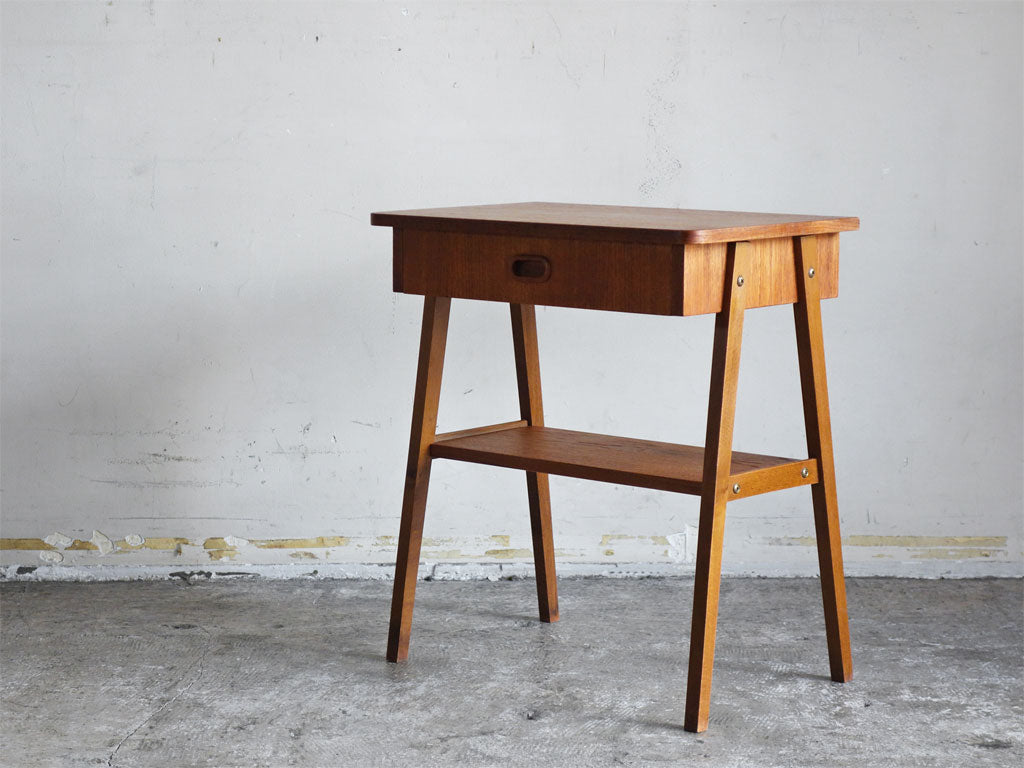デンマークビンテージ Danish Vintage チーク材 サイドテーブル 1ドロワー ナイトテーブル 北欧家具 haluta取扱 中古品 買い取りしました。