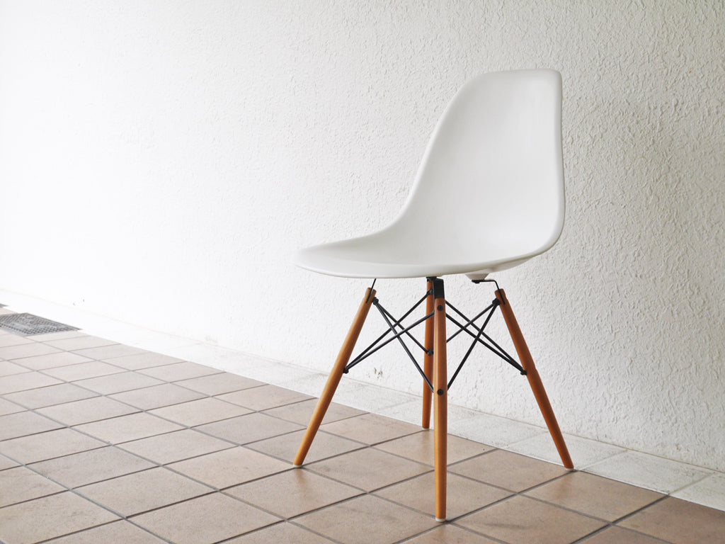 ヴィトラ vitra サイドシェルチェア ドゥエルレッグ DSW ポリプロピレン製 ホワイト C&Rイームズ ミッドセンチュリー 中古品 買い取りしました。