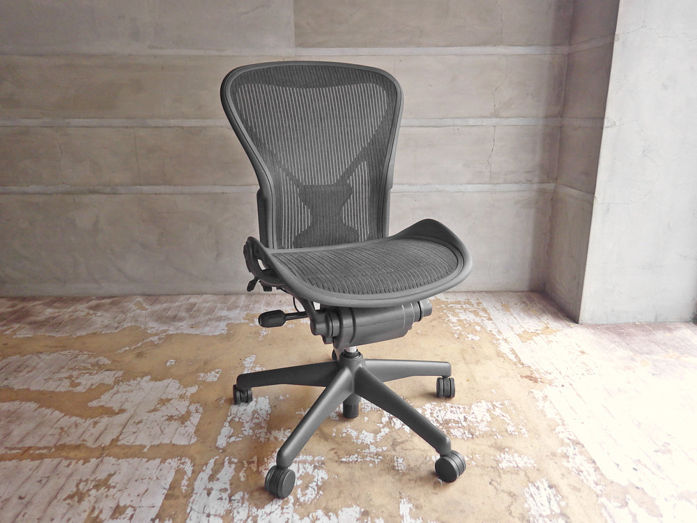 ハーマンミラー HermanMiller アーロンチェア ライト アームレス Bサイズ ポスチャーフィット クラシックカーボン グラファイトベース 中古品 買い取りしました。