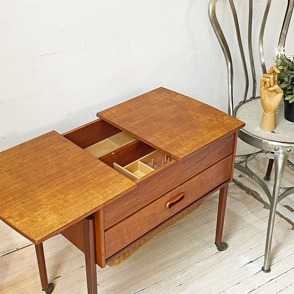 クニューベル Knübel Möbel チーク材 ソーイングテーブル ドイツ 北欧ビンテージ～成ったチーク材の家具