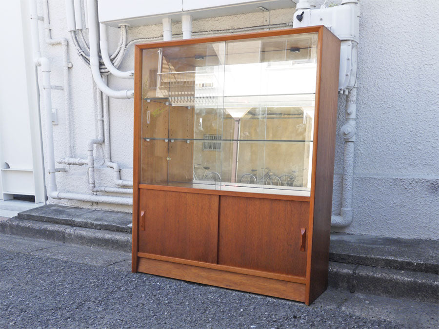 ハーバート E. ギブス ファニチャー HERBERT E. GIBBS FURNITURE UK 70’s ビンテージ チーク材 ガラスキャビネット 飾り棚 ショーケース 陳列棚 ブックケース 本棚 バーキャビネット 店舗什器 ～ 流行に左右されない機能的な北欧スタイルの英国製ディスプレイ収納！ ～