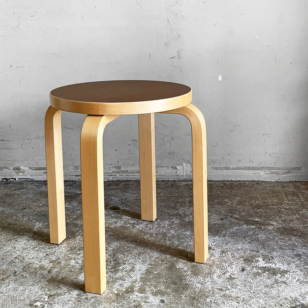 【自由が丘店】アルテック artek × 無印良品 MUJI バーチ材スツール E60 ブラウンラミネート コーティングなし 4本脚 アルヴァ・アアルト フィンランド 北欧家具 廃番 買取させていただきました。