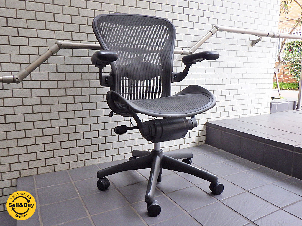 ハーマンミラー HermanMiller アーロンチェア Bサイズ ランバーサポート クラシックカーボン グラファイトベース フル装備 買い取りしました！ 自由が丘店 出張買取もお任せください。