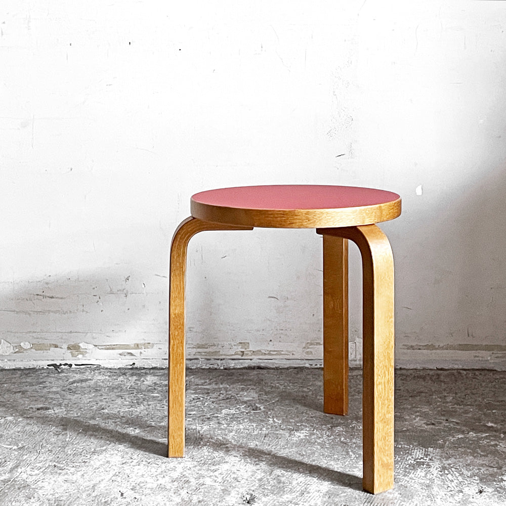 【自由が丘店】アルテック Artek スツール60 レッド × ハニー リノリウム 3本脚 アルヴァ・アアルト SCOPE別注 廃番 北欧家具 買取させていただきました。