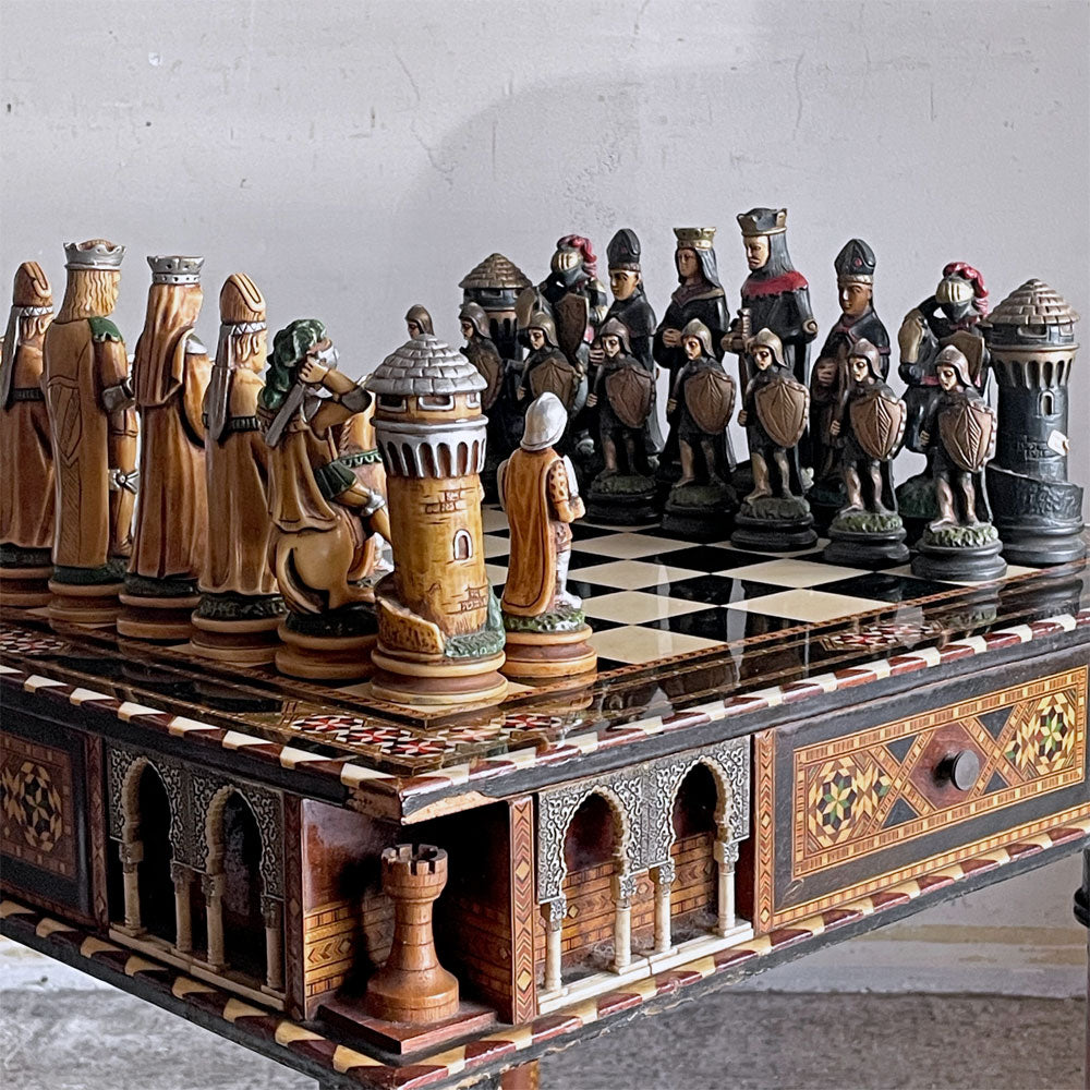 ヨーロピアンビンテージ European Vintage チェステーブル サイドテーブル 象嵌 駒付き　～チェスのテーブル