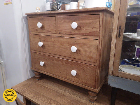 英国 UKアンティーク カントリー パイン材 チェスト ～ アンティークならではの味わいと温もりを感じさせてくれるチェスト。【買取と販売とレンタルのお店】