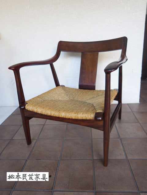 松本民芸家具　　『 77型　曲肘　ラッシ編み座面アームチェア 』　ミズメザクラを使用した上品なアームチェア　【買取と販売とレンタルのお店】